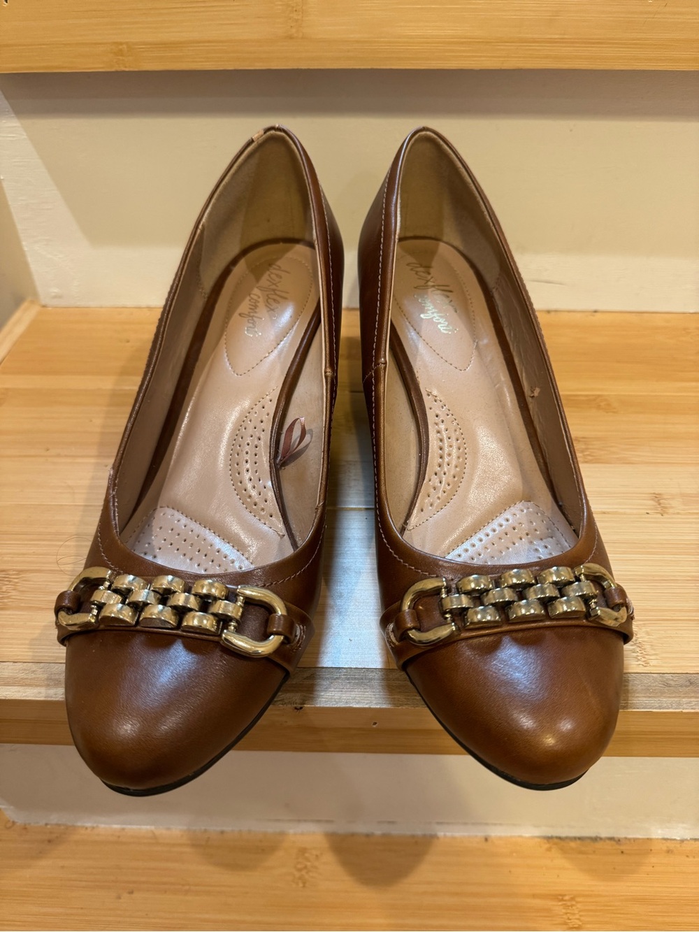 DexFlex Comfort Women’s Brown Chain-Trim Leather wedges size 11